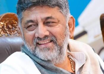 ಗಾಂಧಿ ಕುಟುಂಬದ ಆಪ್ತನಾಗಿ ಬೆಳೆದ ಡಿಕೆ ಶಿವಕುಮಾರ್: ಕಾಂಗ್ರೆಸ್‌ನ “ಟ್ರಬಲ್‌ಶೂಟರ್” ರಾಜಕೀಯ ಪಯಣ ಇಲ್ಲಿದೆ