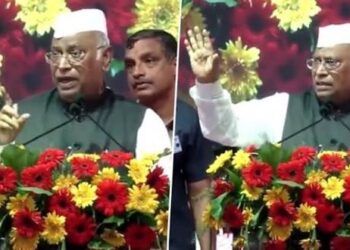 “ಯೂಸ್‌ಲೆಸ್ ಫೆಲೋಸ್!” ಡಿಕೆಶಿ ಘೋಷಣೆಗೆ ಸಿಟ್ಟಾದ ಖರ್ಗೆ; ಕಾಂಗ್ರೆಸ್ ಕಾರ್ಯಕರ್ತರಿಗೆ ಖಡಕ್ ಎಚ್ಚರಿಕೆ