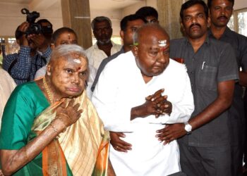 ಚೆನ್ನಮ್ಮ ನಿಧನ: ಕಣ್ಣೀರಿನ ನಡುವೆ ಪತ್ನಿಗೆ ಹೀಗೆ ಅಂತಿಮ ವಿದಾಯ ಹೇಳಿದ ದೇವೇಗೌಡರು