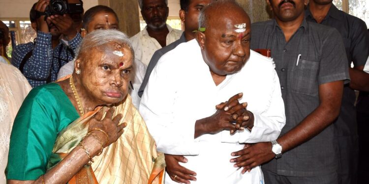 ಚೆನ್ನಮ್ಮ ನಿಧನ: ಕಣ್ಣೀರಿನ ನಡುವೆ ಪತ್ನಿಗೆ ಹೀಗೆ ಅಂತಿಮ ವಿದಾಯ ಹೇಳಿದ ದೇವೇಗೌಡರು