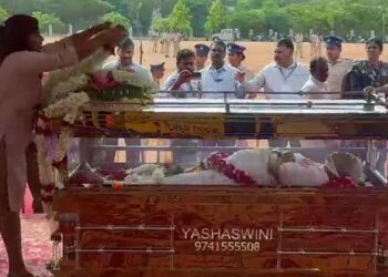 ಕಣಿಯನಹುಂಡಿಯಲ್ಲಿ ಚಿರನಿದ್ರೆ; ಎಸ್. ಜಾನಕಿ ಅಂತಿಮಯಾತ್ರೆಯಲ್ಲಿ ಎಲ್ಲರ ಮನ ಮುಟ್ಟಿದ ಈ ಒಂದು ದೃಶ್ಯ