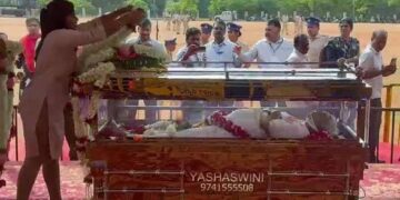 ಕಣಿಯನಹುಂಡಿಯಲ್ಲಿ ಚಿರನಿದ್ರೆ; ಎಸ್. ಜಾನಕಿ ಅಂತಿಮಯಾತ್ರೆಯಲ್ಲಿ ಎಲ್ಲರ ಮನ ಮುಟ್ಟಿದ ಈ ಒಂದು ದೃಶ್ಯ