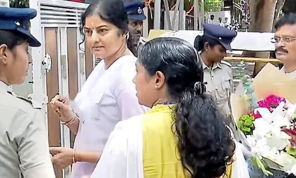 ಸಿಎಂ ನಿವಾಸಕ್ಕೆ ಬಂದ ನಟಿ ಪ್ರೇಮಾ; ಗೇಟ್ನಲ್ಲೇ ನಿರಾಕರಣೆ! ಕಾರಣವೇನು?