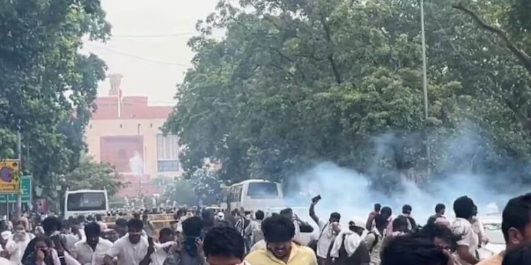 ‘ಸಂಸತ್ ಚಲೋ’ ಪ್ರತಿಭಟನಾಕಾರರ ಮೇಲೆ ಲಾಠಿಚಾರ್ಜ್: ಜಂತರ್ ಮಂತರ್‌ನಲ್ಲಿ ಭುಗಿಲೆದ್ದ ಆಕ್ರೋಶ