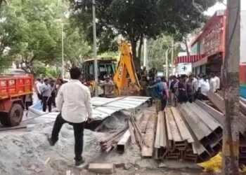 ಬೆಂಗಳೂರಲ್ಲಿ ಫುಟ್‌ಪಾತ್ ಒತ್ತುವರಿ ತೆರವು: ಹಲವೆಡೆ ಘರ್ಜಿಸಿದ ಜೆಸಿಬಿ