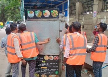 ಬೆಂಗಳೂರಲ್ಲಿ ಫುಟ್‌ಪಾತ್ ಒತ್ತುವರಿ ತೆರವು: ಹಲವೆಡೆ ಘರ್ಜಿಸಿದ ಜೆಸಿಬಿ