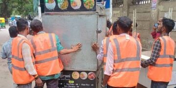 ಬೆಂಗಳೂರಲ್ಲಿ ಫುಟ್ಪಾತ್ ಒತ್ತುವರಿ ತೆರವು: ಹಲವೆಡೆ ಘರ್ಜಿಸಿದ ಜೆಸಿಬಿ