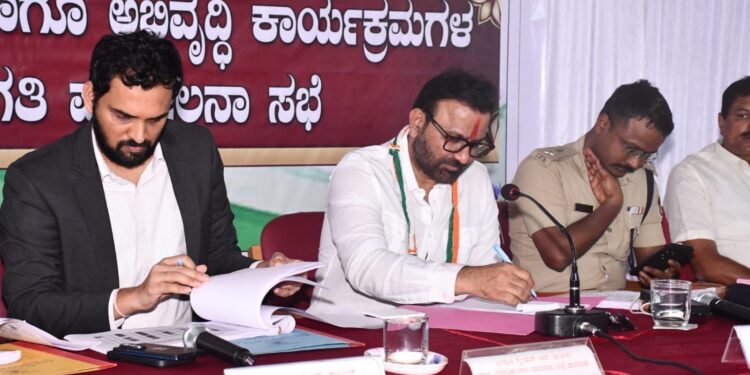 ಬರ ಎದುರಿಸಲು ಹೀಗೆ ಸಜ್ಜಾಗಿ: ರೈತರು ಮತ್ತು ಅಧಿಕಾರಿಗಳಿಗೆ ಸಚಿವ ಸಂತೋಷ್ ಲಾಡ್ ಖಡಕ್ ಸೂಚನೆ