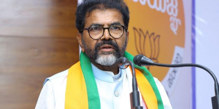 ಬೀದಿ ಕಾಮಣ್ಣನ ರೀತಿ ಆಡಿದ ಕಾಶಪ್ಪನವರ್ ಮೋದಿ ಬಗ್ಗೆ ಮಾತಾಡ್ತಾರೆ: ಛಲವಾದಿ ನಾರಾಯಣಸ್ವಾಮಿ