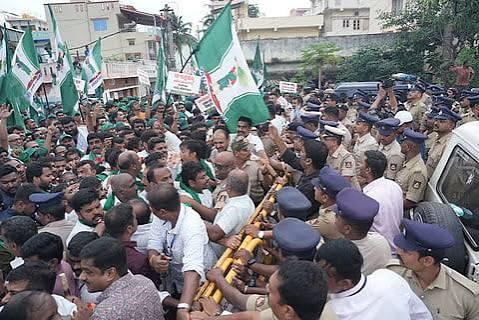 ಬಿಡದಿ ಟೌನ್ಶಿಪ್ ಜಟಾಪಟಿ: ಜೆಡಿಎಸ್ ಪಾದಯಾತ್ರೆಗೆ ಯೂತ್ ಕಾಂಗ್ರೆಸ್ ಸ್ಟಿಕರ್ ದಾಳಿ!