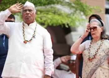ವಂದೇ ಮಾತರಂ ವಿವಾದಕ್ಕೆ ಹೊಸ ತಿರುವು: ಖರ್ಗೆ, ಸೋನಿಯಾ, ರಾಹುಲ್ ಸನ್ನೆ ವೈರಲ್; ಕಾಂಗ್ರೆಸ್‌ ಸ್ಪಷ್ಟನೆ