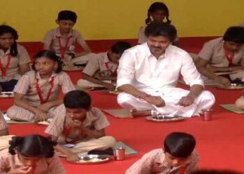 Video :ಸರ್ಕಾರಿ ಶಾಲಾ ವಿದ್ಯಾರ್ಥಿಗಳ ಜೊತೆ ಕುಳಿತು ಉಪಹಾರ ಸೇವಿಸಿದ ಸಿಎಂ ವಿಜಯ್