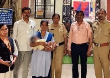 Parents sell their one-month-old infant to buy gold jewelry and a smartphone
