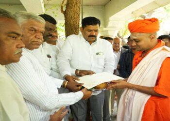 Invitation extended to Gavisiddeshwara Sri for the inauguration of the Mysuru Dasara festival