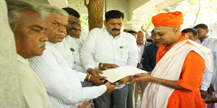 Invitation extended to Gavisiddeshwara Sri for the inauguration of the Mysuru Dasara festival
