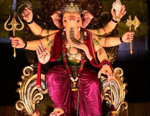 ಡಿಜೆ, ಪಟಾಕಿಗೆ ಬ್ರೇಕ್; ಸರ್ಕಾರಿ ಶಾಲೆಗಳ ಸ್ವಚ್ಛತೆಗೆ ಮುಂದಾದ ಗಣೇಶೋತ್ಸವ ಯುವಕರು