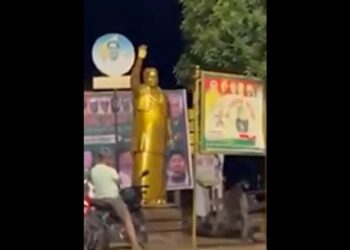 ರಾತ್ರೋರಾತ್ರಿ ಸಿದ್ದರಾಮಯ್ಯ 9 ಅಡಿ ಪ್ರತಿಮೆ ಸ್ಥಾಪನೆ; ಬೆಳಗಿನ ಜಾವವೇ ಪಾಲಿಕೆ-ಪೊಲೀಸರ ಕಾರ್ಯಾಚರಣೆ!