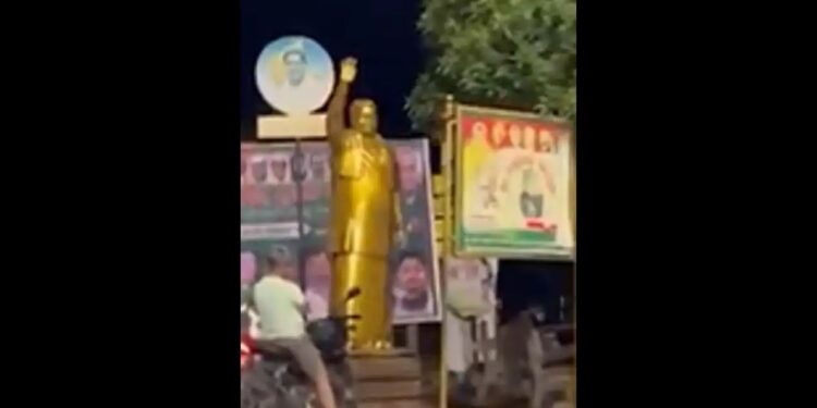 ರಾತ್ರೋರಾತ್ರಿ ಸಿದ್ದರಾಮಯ್ಯ 9 ಅಡಿ ಪ್ರತಿಮೆ ಸ್ಥಾಪನೆ; ಬೆಳಗಿನ ಜಾವವೇ ಪಾಲಿಕೆ-ಪೊಲೀಸರ ಕಾರ್ಯಾಚರಣೆ!
