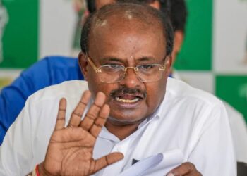 H. D. Kumaraswamy calls off sit-in protest in front of Police Commissioner's office