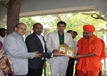 Mysuru district administration invites Gavisiddeshwara Swamiji to inaugurate Mysuru Dasara