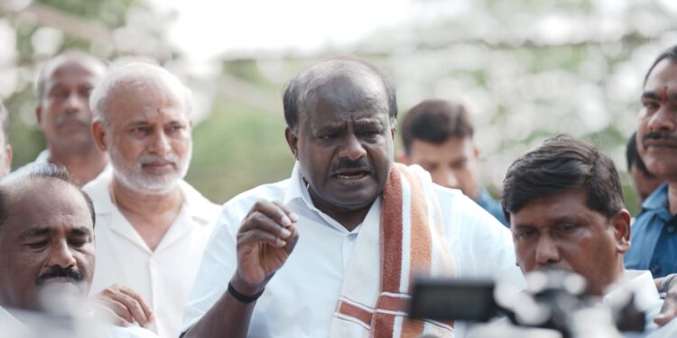Push for arrest of 'sting' kingpin: H.D. Kumaraswamy takes to the streets