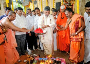 CM D.K. Shivakumar visits Suttur Branch Matha ahead of Jamboosavari; offers special prayers.