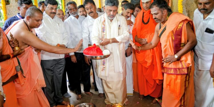 CM D.K. Shivakumar visits Suttur Branch Matha ahead of Jamboosavari; offers special prayers.