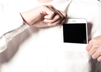 Does keeping a phone in your shirt pocket harm your heart